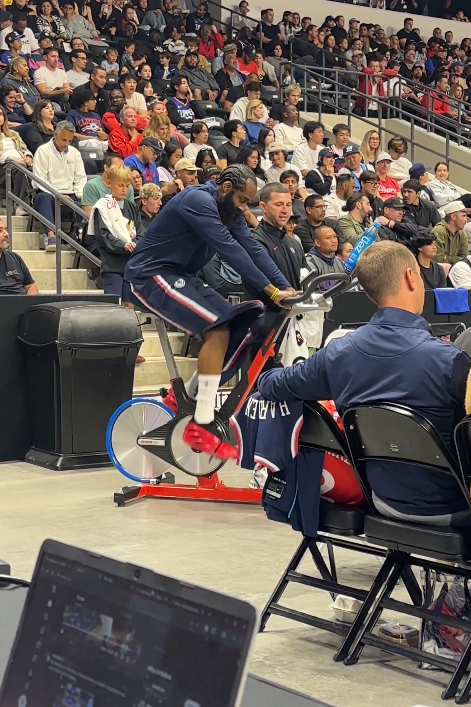 哈登季前赛亮相快船 对阵广州龙狮场边练单车