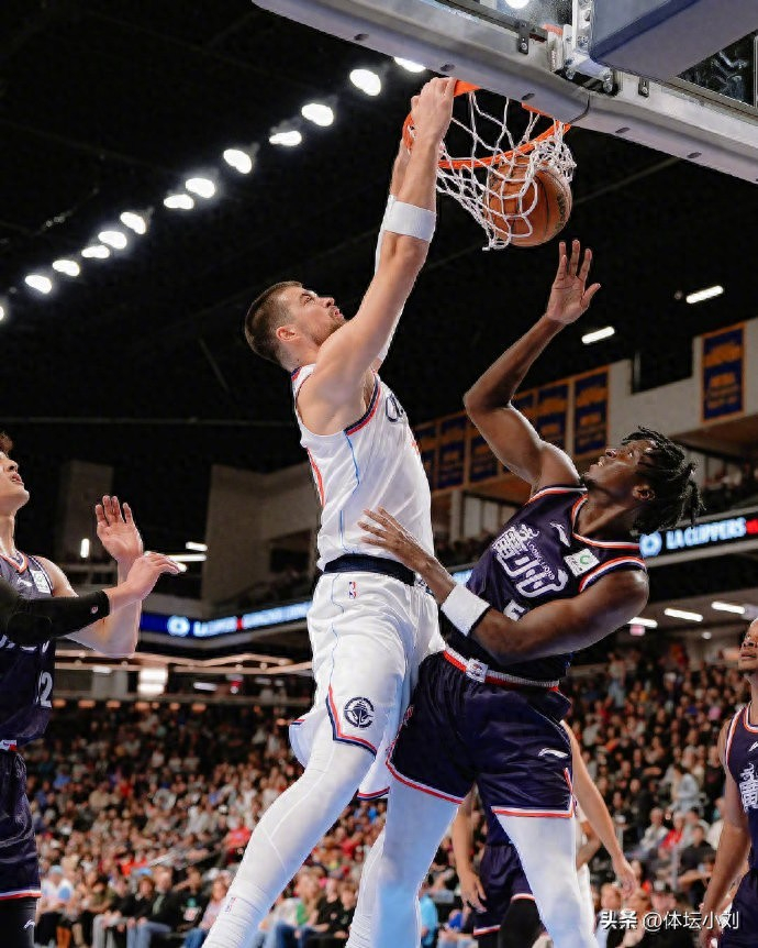 快船季前赛激战广州龙狮，莱昂纳德火力全开
