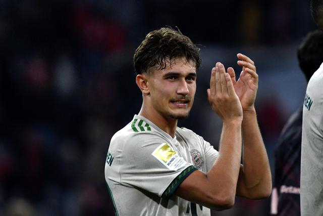 拜仁新星比朔夫：赢家心态与全能拼劲