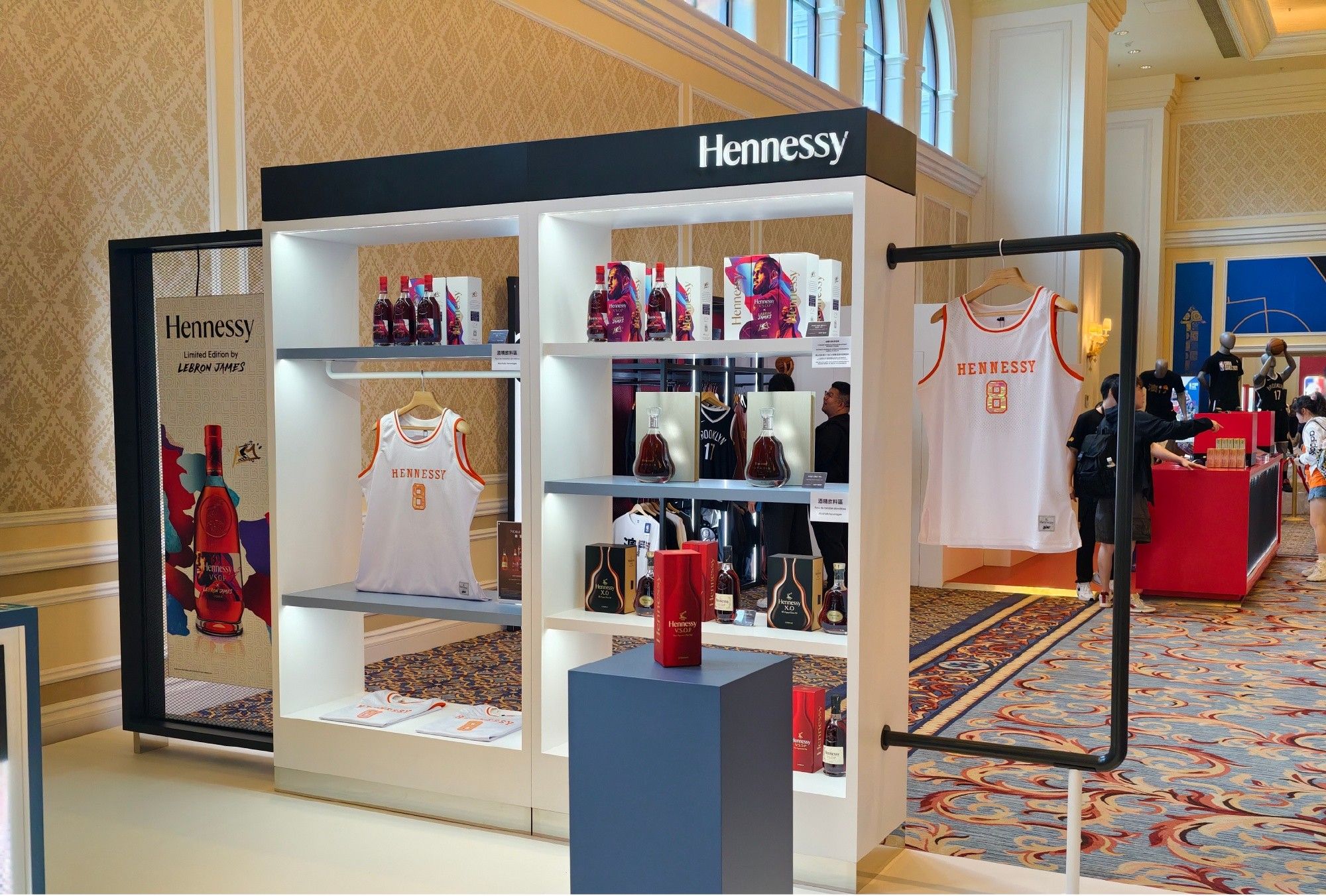 NBA季前赛中国赛激战正酣，篮网勇斗太阳，詹姆斯携手轩尼诗引爆现场