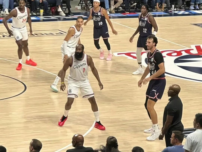 老头伤坐骨神经痛，季前赛大爆发与大溃败共存