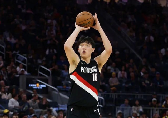 杨瀚森NBA季前赛初体验：慢热新星的硬核考验