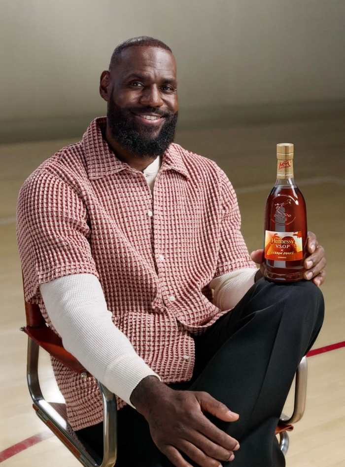 詹姆斯决定引爆舆论，轩尼诗笑到最后