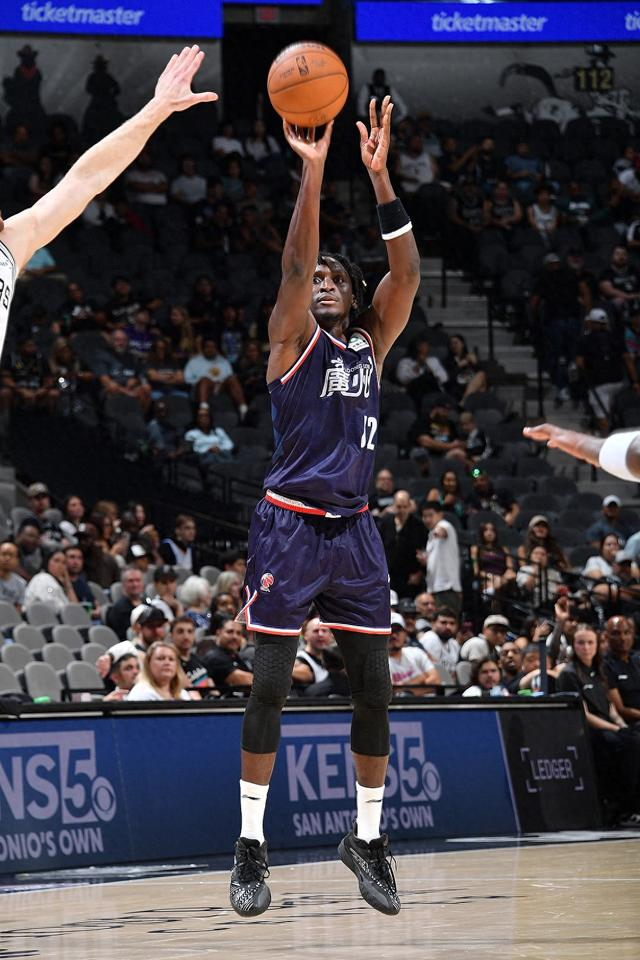 奥拉迪波拼劲十足，33岁依旧钢丝般拼搏却难敌快船狂潮