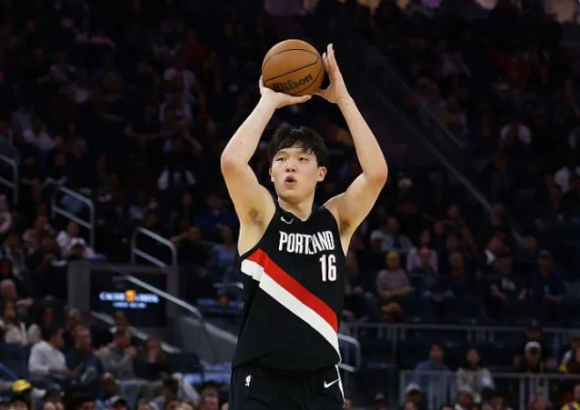 杨瀚森NBA季前赛首秀遇挑战 朱芳雨提出五大改进点