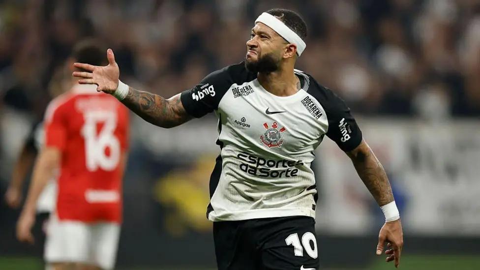 德佩的另类足球人生：从曼联失意到巴西成偶像