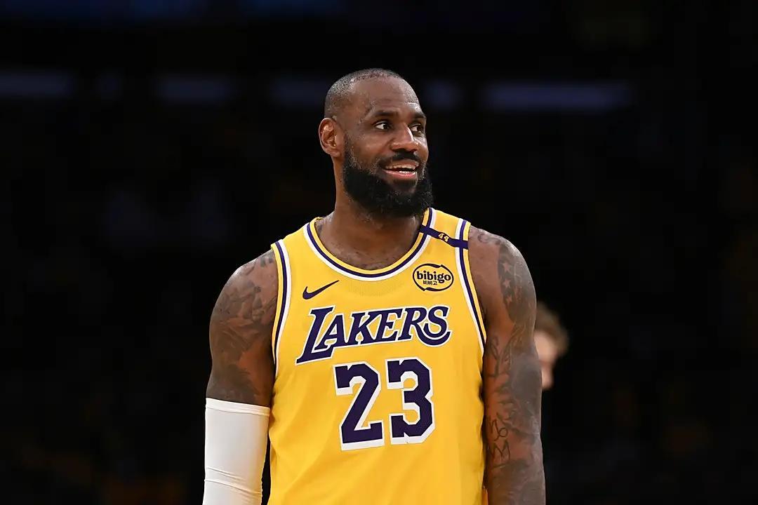 詹姆斯伤停4周，湖人新赛季揭幕战无缘詹库对决，风波不断
