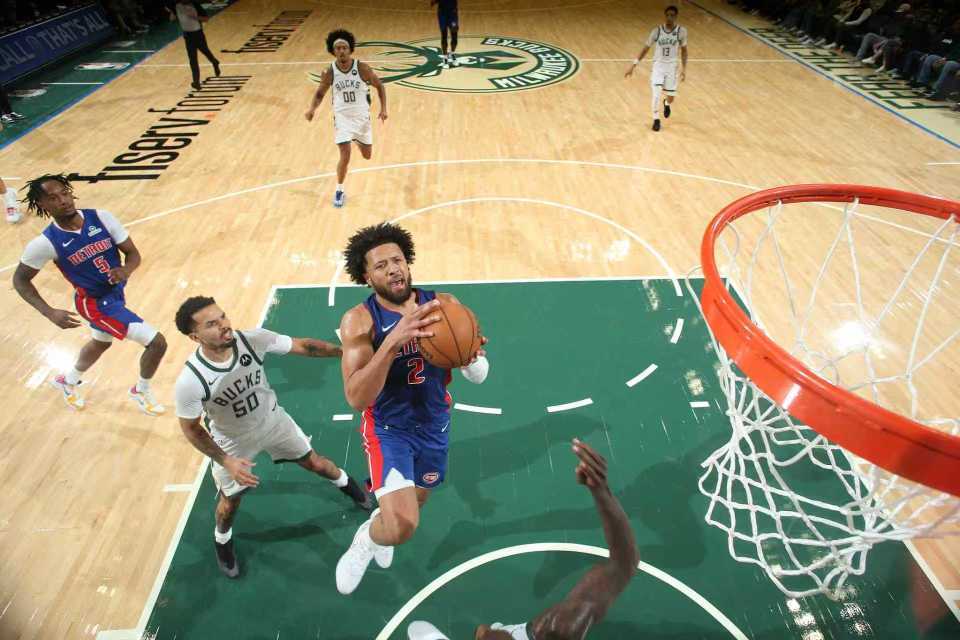 NBA季前赛雄鹿逆转活塞 字母哥缺阵也太硬气