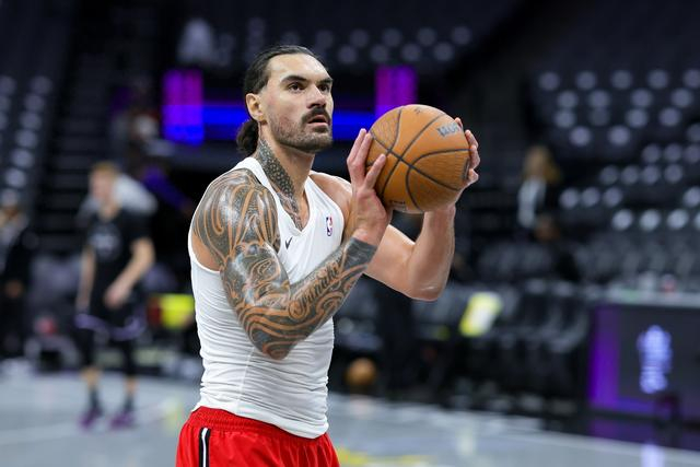 拉拉维亚爆料亚当斯训练怪癖：光脚拿牛排，堪称猛兽级存在