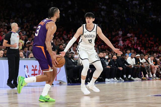 曾凡博NBA首秀：数据平平却展现拼搏精神