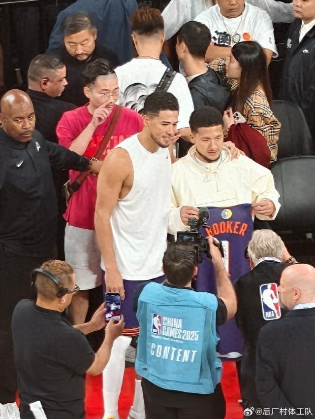 太阳加时逆转篮网，布克赛后暖心互动成焦点