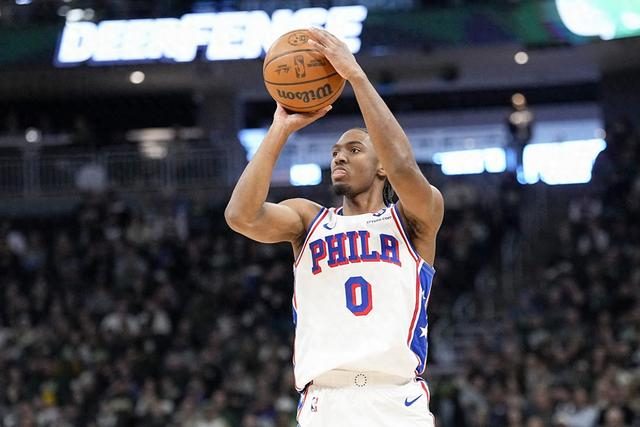 76人半场力拼魔术，马克西状态火爆引关注