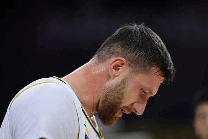 爵士季前赛表现堪忧，半场落后马刺17分