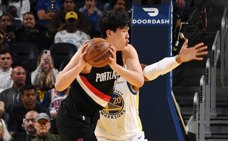 开拓者与国王季前赛碰撞，杨瀚森亮相成焦点