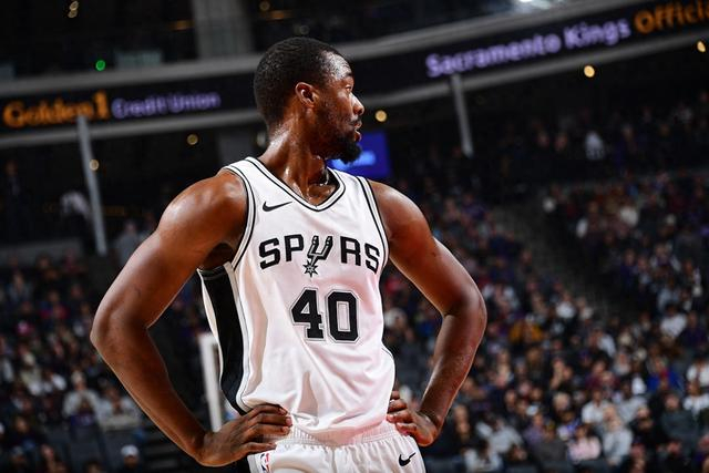 马刺季前赛半场领先爵士，巴恩斯神投失灵引关注