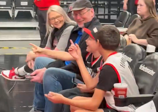 杨瀚森季前赛热身,球迷互动成焦点