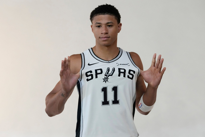 马刺季前赛加时险胜爵士，布莱恩特表现平平难掩失误