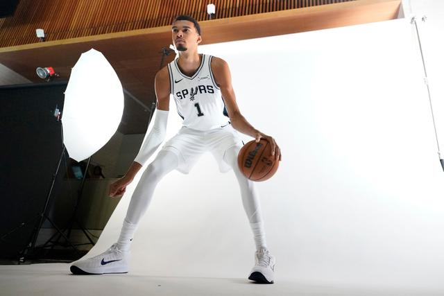 马刺季前赛加时险胜爵士，文班亚马半场闪耀