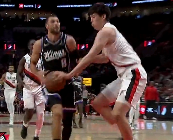 NBA季前赛开拓者半场紧咬国王 杨瀚森亮眼表现引爆现场