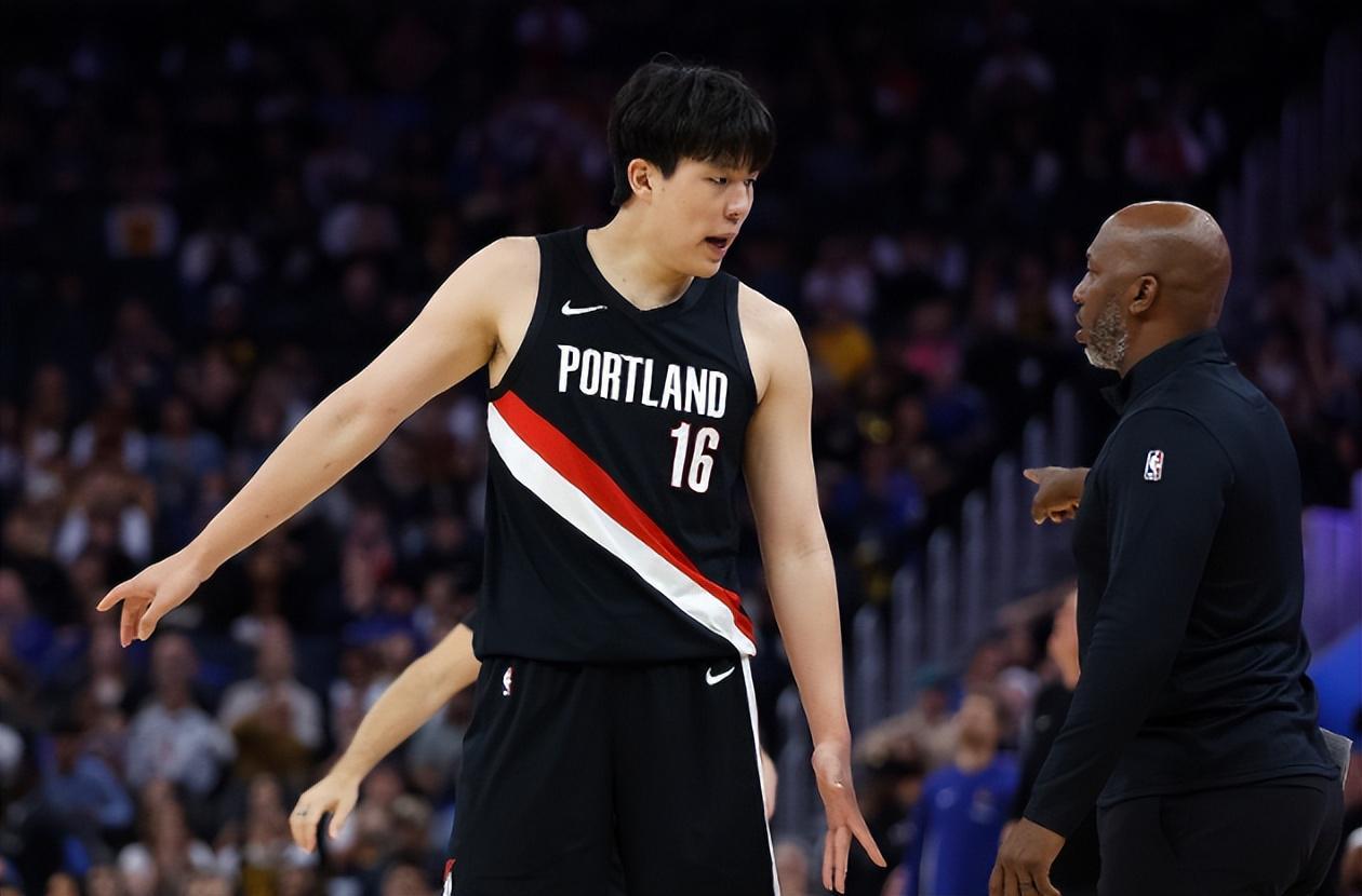 杨瀚森三分钟狂飙12分爆炸开拓者全场沸腾