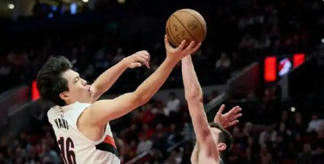 杨瀚森季前赛变身，展现不可小觑的NBA实力