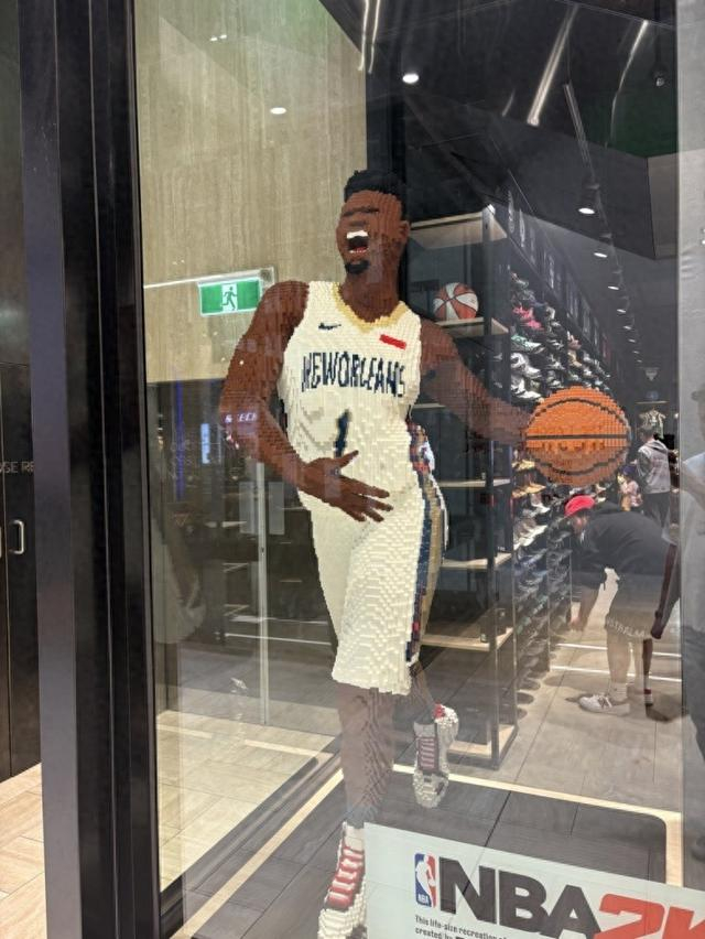 墨尔本街头惊现锡安乐高风车扣篮模型，海外赛表现依旧霸气