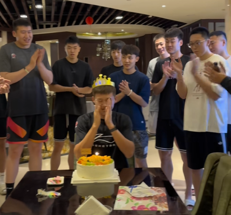 广东队热闹庆祝周鹏生日，赵睿“蛋糕大战”成焦点