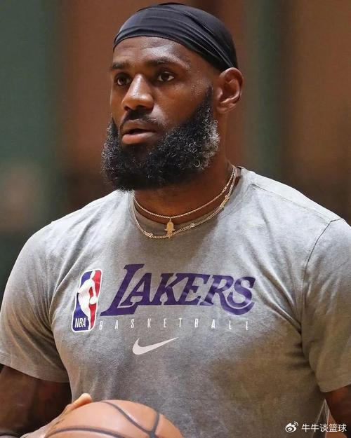 詹姆斯预告重大决定，衬衫暗示引发转会退役三大猜测