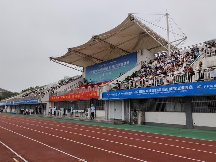 扬州高校足球联赛热战通达学院女教练独领风骚