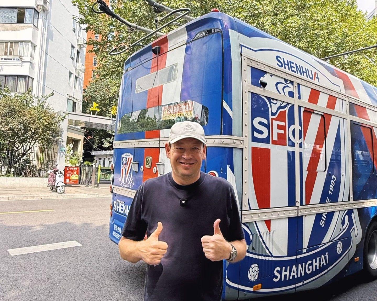 斯卢茨基体验申花主题巴士，盼10月战绩翻红