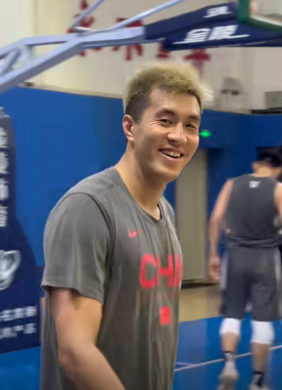 郭艾伦回辽宁体育馆打球引争议，仲夏时光的老友记