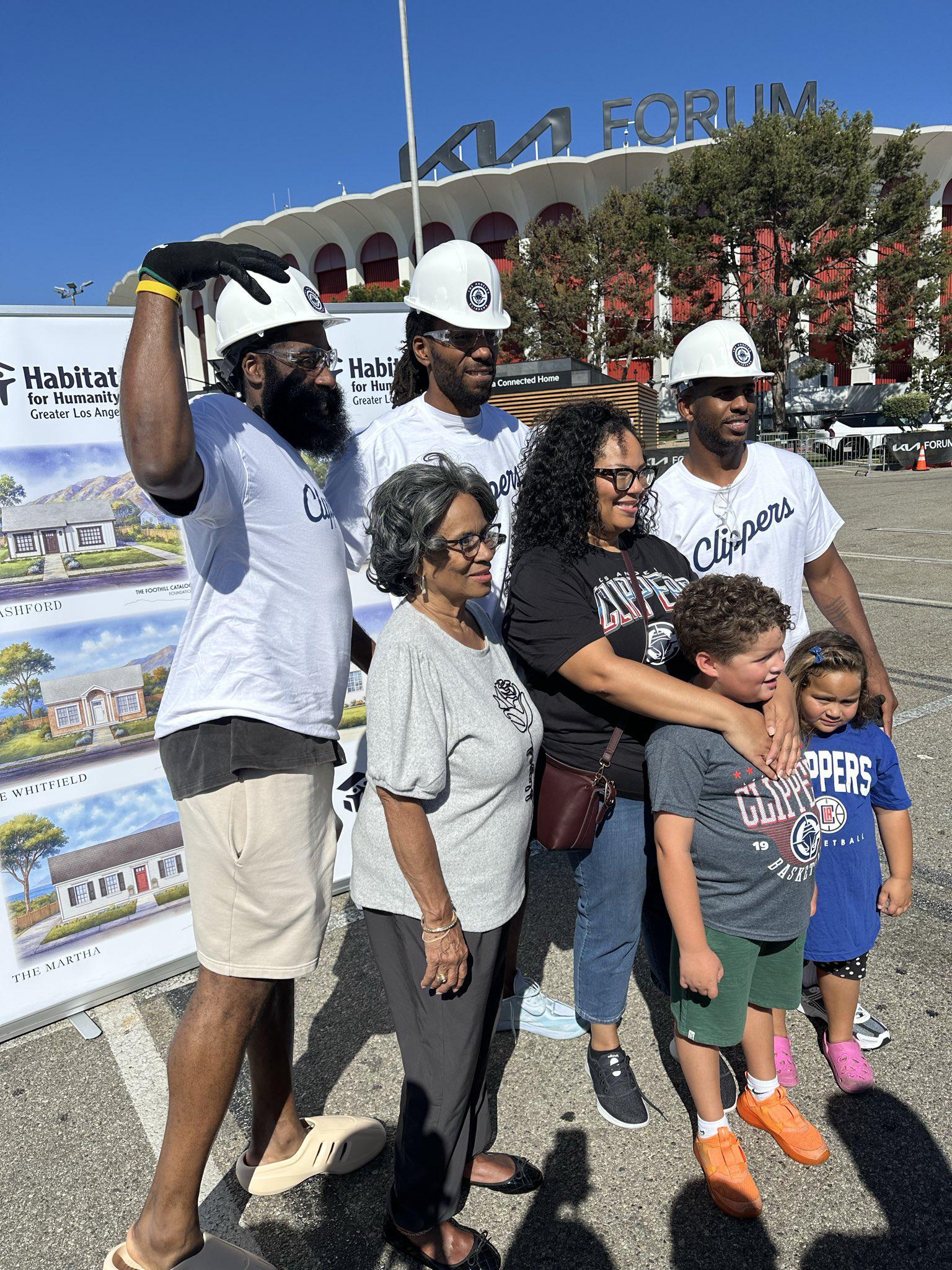 快船打破假象！木工现场尬笑不断，40岁保罗拽起电钻真拼了