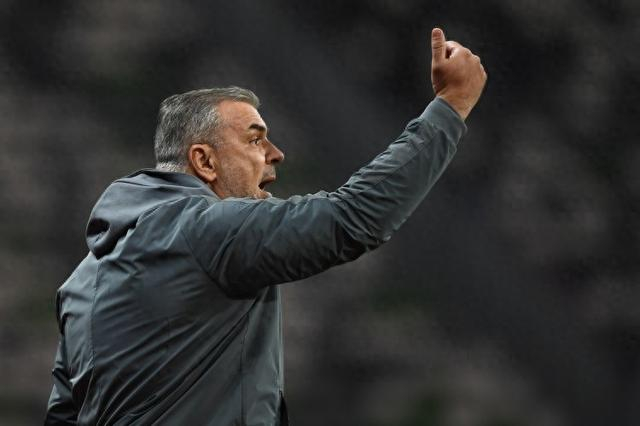 阿联酋战胜阿曼登顶小组，奥拉罗尤点赞球队拼劲儿