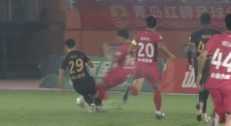 中甲保级生死战 青岛红狮被判点球艰难被扳平