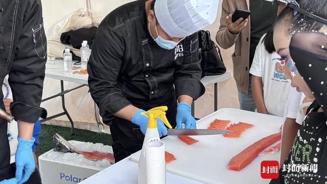 成都双流体育中心三文鱼开鱼秀引爆球迷热情