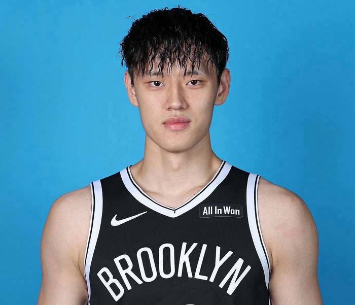 曾凡博无缘上半场出场，锋线竞争激烈逼人自省