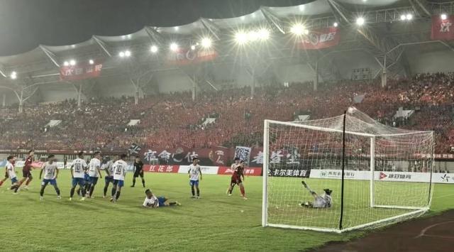 自贡灯城燊龙主场2比0击退资阳中国牙谷