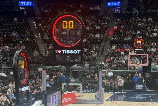 快船季前赛计时器三次罢工 手动计时成现场尴尬戏码