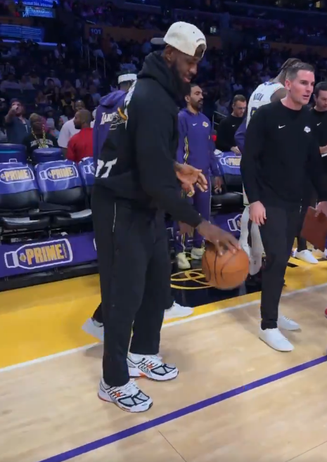 湖人主场迎战勇士，勒布朗缺阵恢复三分手感