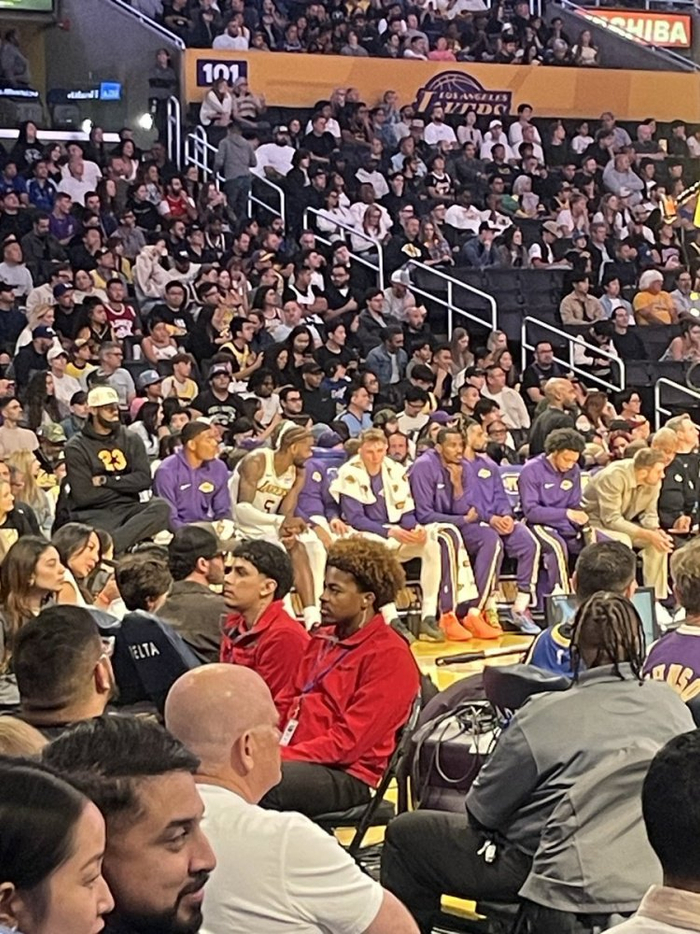 詹姆斯缺阵湖人季前赛，坐骨神经痛让他只能在场边观战