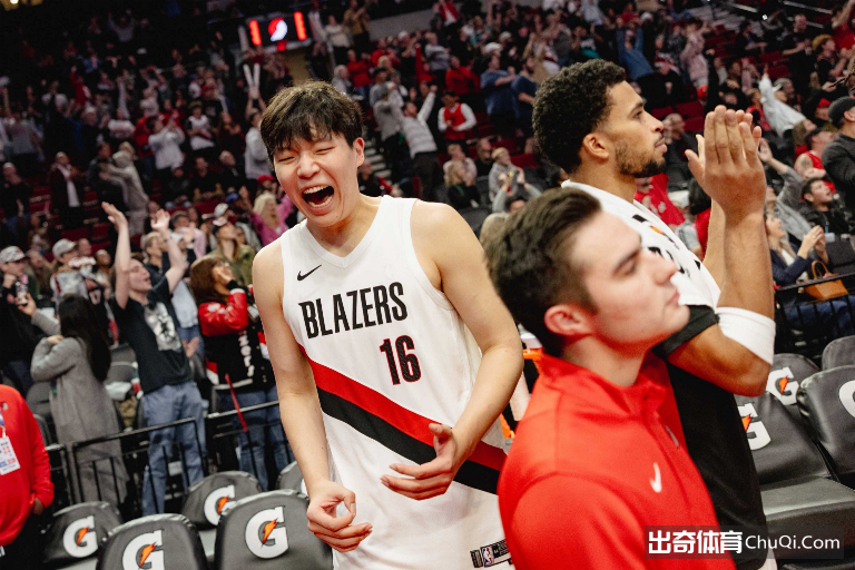 杨瀚森火了！2米16巨人教利拉德中文，开拓者更衣室成语言课堂