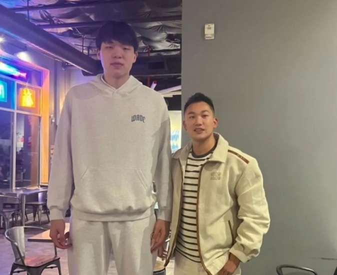 16分爆发后杨瀚森没躲起来，在波特兰大吃中式烧烤引热议