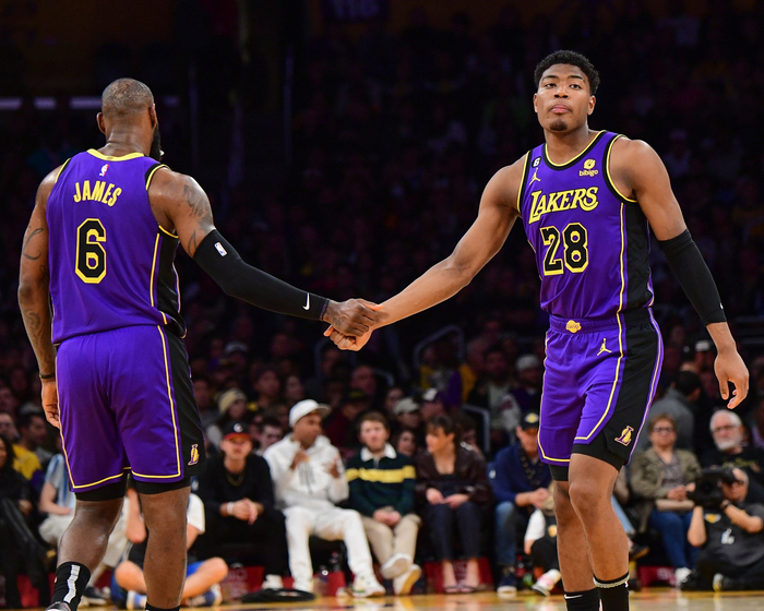 詹姆斯缺阵，湖人八村塁攻筐暴涨60%，但真相辣眼睛！