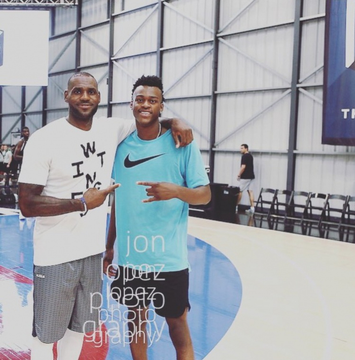 范德比尔特16岁旧照曝出，晒与詹姆斯合影，这波“GOAT”操作真够骚