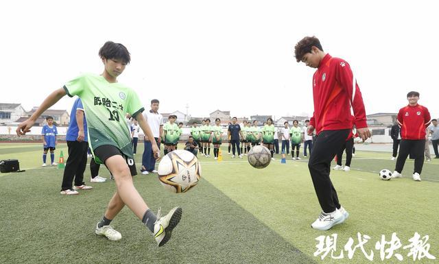 苏超淮安队校园行！球技+签名狂飙，盱眙小将沸腾全场