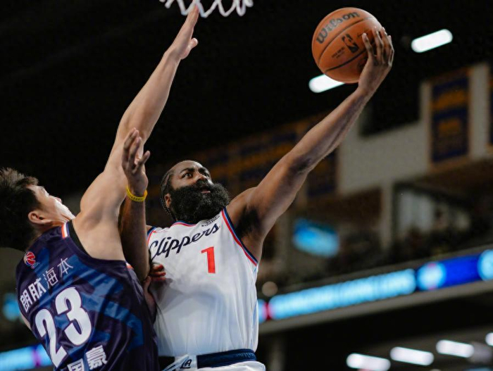 快船142比95大胜广州龙狮，40岁保罗轰15分成最大惊喜