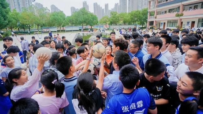 韦世豪亲临合肥校园，1场激烈对抗赛点燃未来足球梦