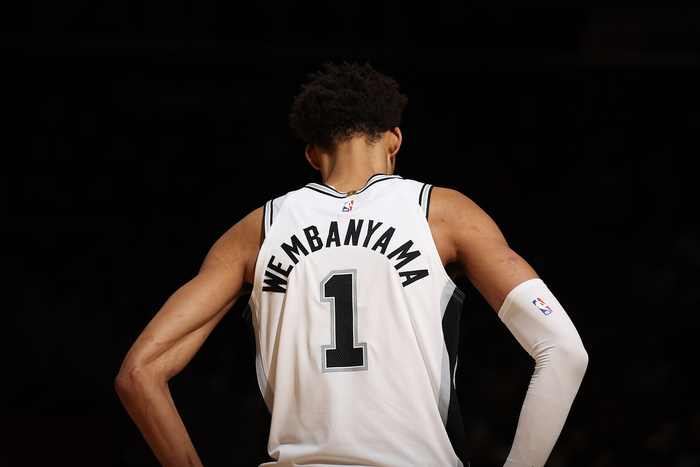 24+11+3.8盖帽，文班真能MVP？阿里纳斯一句话揭真相