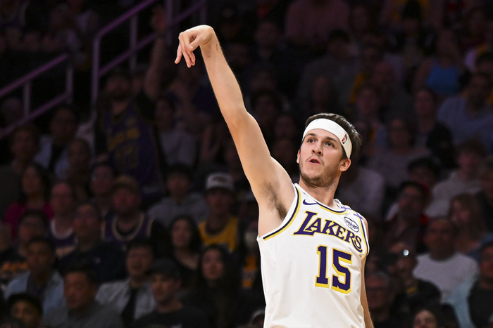 雷迪克敢比克劳福德！里夫斯22分钟飙21分，湖人季前赛126比116勇士