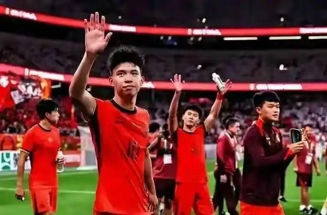 错失两届窗口！国足备战2026世界杯陷入悬崖边缘，国足选帅大戏何时才能落幕？